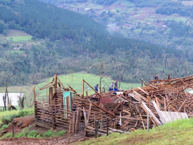 Em todas as regiões atingidas ocorreram perdas em residências, galpões, estufas, máquinas e equipamento – Foto: Epagri/ND