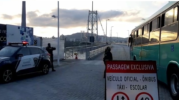 Guarda Municipal de Florian&oacute;polis faz fiscaliza&ccedil;&atilde;o na cabeceira da Ponte Herc&iacute;lio Luz – Foto: GMF/Divulga&ccedil;&atilde;o/ND