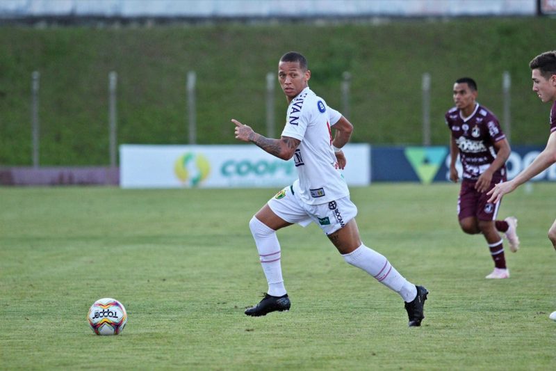 Volante Z&eacute; Mateus est&aacute; no Brusque desde 2018&nbsp; – Foto: Divulga&ccedil;&atilde;o/Brusque