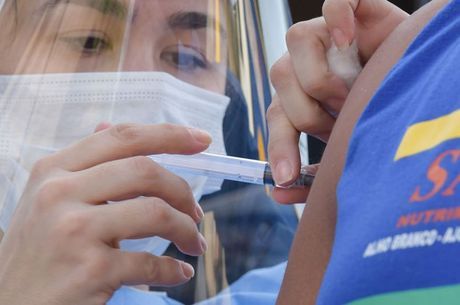 Enfermeira aplica vacina da Oxford contra Covid-19