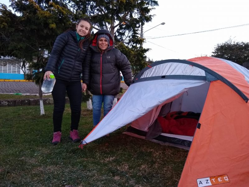 Ana e Wendy vieram de Blumenau, e acamparam na praça de Urupema &#8211; Foto: Felipe Bottamedi/ND