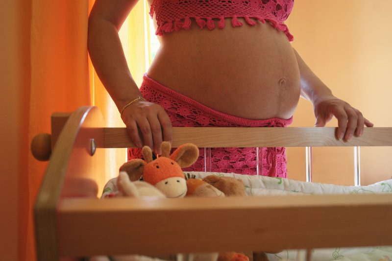 É recomendável para as que estão em processo de gestação que tenham os cuidados em dobro em relação à Covid-19. Fabiana diz que manter distanciamento social é essencial, além de evitar sair de casa, lavar bem as mãos e usar máscaras. Em caso de algum sintoma é necessário que a mãe procure um médico o quanto antes. “Ainda não temos confirmação de que o vírus passe de mãe para filho, mas é bom tomar os devidos cuidados”, comenta a obstetra.- Foto: Pixabay/Reprodução/ND