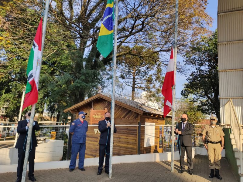 Hasteamento das bandeiras ocorreu em Xanxer&ecirc; nesta manh&atilde; de ter&ccedil;a-feira (1&ordm;) – Foto: Prefeitura de Xanxer&ecirc;