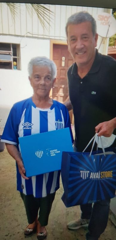 Maria do L&eacute;o com a camisa do Ava&iacute; enviada pelo presidente Battistotti ao lado de Carlos Alberto Ferreira, diretor de comunica&ccedil;&atilde;o do clube – Foto: Irineu Jos&eacute; Nunes/fcb/ND
