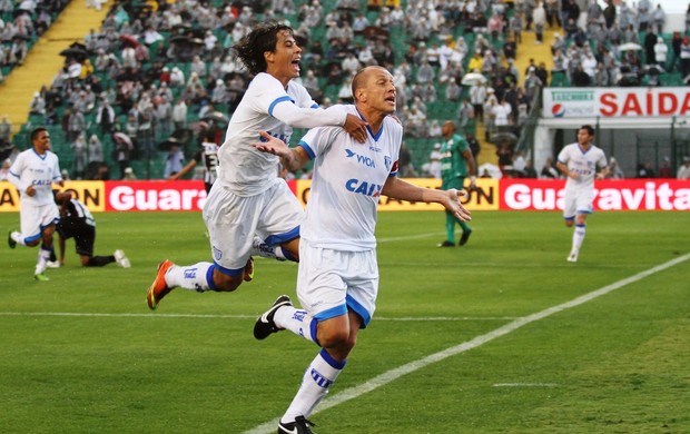 Marquinhos sai para comemorar pelo Le&atilde;o; Camisa 10 foi o grande nome da partida em 2013 – Foto: Jamira Furlani/Arquivo/Ava&iacute; F.C
