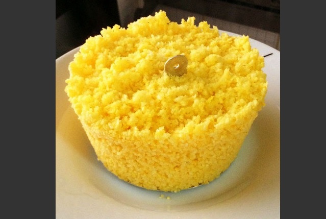 O cuscuz de milho &eacute; fonte de carboidratos com baixo &iacute;ndice glic&ecirc;micos al&eacute;m das vitaminas A, B1, &aacute;cido f&oacute;lico sel&ecirc;nio e o pot&aacute;ssio. Cada x&iacute;cara de cuscuz fornece 176 calorias e 6g de prote&iacute;nas. Entre os principais benef&iacute;cios, est&atilde;o:&bull; Melhora a sa&uacute;de cardiovascular;&bull; Favorece o sistema imunol&oacute;gico; e&bull; Reduz a constipa&ccedil;&atilde;o intestinal. – Foto: Comidinhas do chef