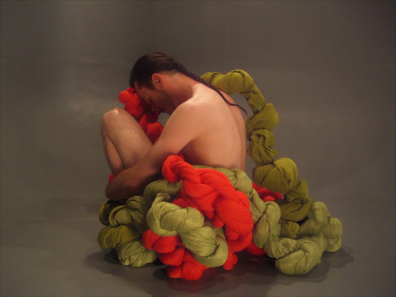 De 2017, novamente Franzoi transformando seu corpo em arte na performance “N&oacute;s em n&oacute;s” – Foto: 2017 N&oacute;s em n&oacute;s Foto Divulga&ccedil;&atilde;o