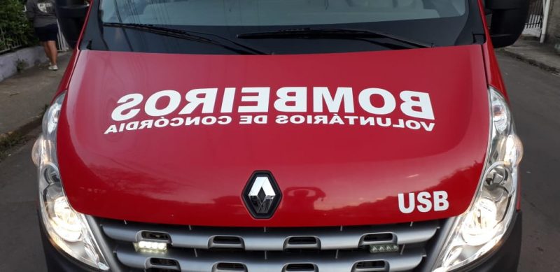 Trabalho dos Bombeiros para remo&ccedil;&atilde;o do bra&ccedil;o da jovem durou cerca de 1h30 – Foto: Divulga&ccedil;&atilde;o/Internet