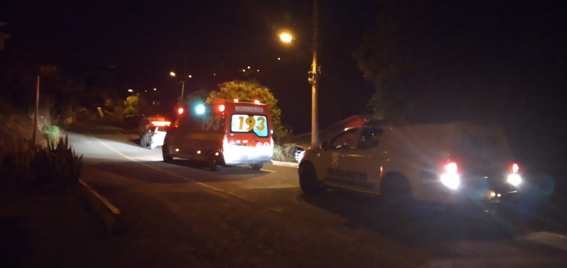 Jovem &eacute; alvejado no ombro, perna e bra&ccedil;o – Foto: Atual FM