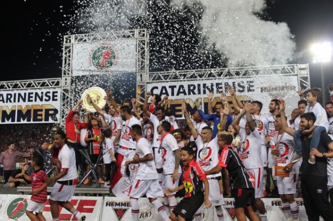 2015: O Joinville chegou a levantar a ta&ccedil;a do Campeonato Catarinense – Foto: JEC/Reprodu&ccedil;&atilde;o/ND