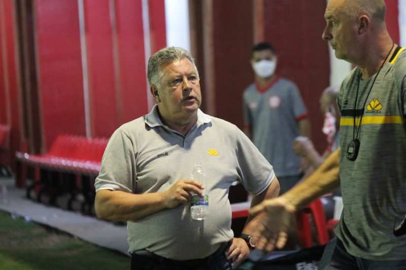 T&eacute;cnico Roberto Cavalo, no jogo entre Tombense 1 a 0 Crici&uacute;ma, pela S&eacute;rie C 2020 – Foto: Celso da Luz/Crici&uacute;ma EC
