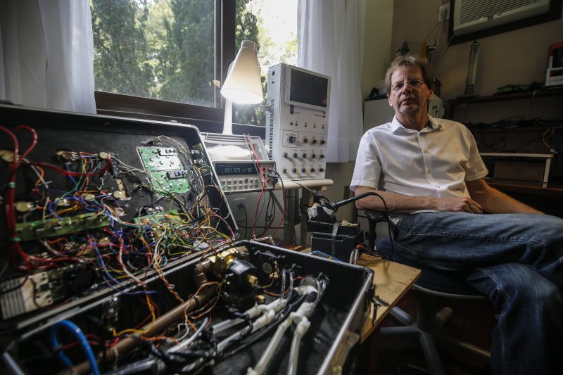 Respirador catarinense em desenvolvimento pelo professor Saulo e seu filho – Foto: Anderson Coelho/ND