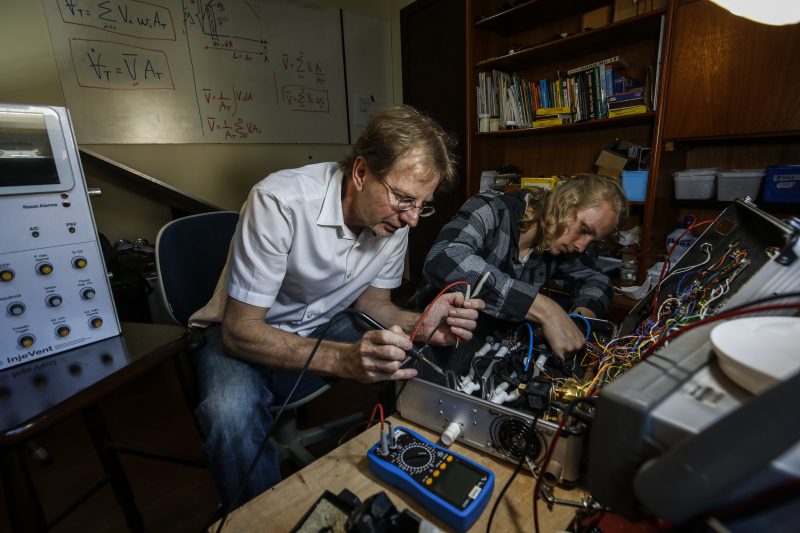 Pai e filho trabalharam juntos na oficina de casa no per&iacute;odo mais rigoroso do isolamento social – Foto: Anderson Coelho/ND