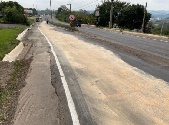 Vazamento de &oacute;leo vegetal na pista resultou em acidentes sem gravidade em S&atilde;o Miguel do Oeste – Foto: Cristian Losch/Portal Peperi