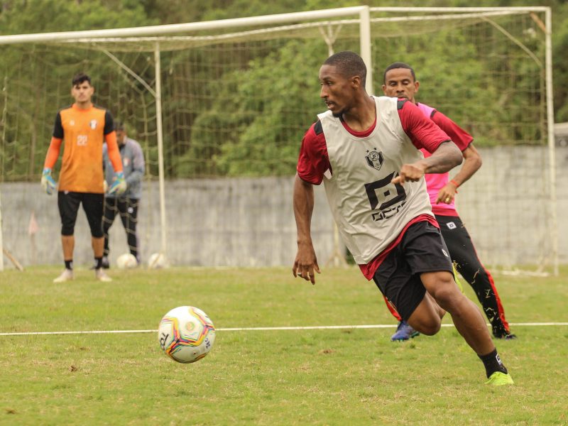 Gustavinho deve estar &agrave; disposi&ccedil;&atilde;o de Fabinho Santos para o jogo-treino de sexta-feira (11) – Foto: Vitor Forcellini/JEC