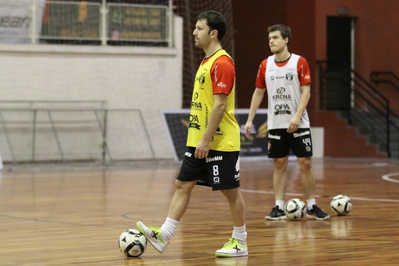 Facilidade de comunica&ccedil;&atilde;o entre os atletas tem auxiliado nos ajustes t&aacute;ticos durante o jogo, aponta o fixo Leco – Foto: Vitor Kortmann/JEC/Krona