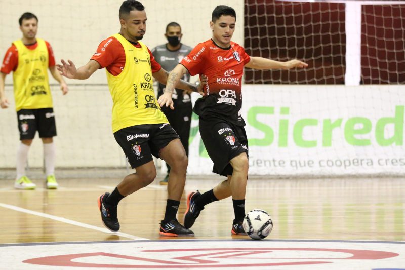 Tricolor tem a miss&atilde;o de furar a forte defesa do Marreco para trazer a vit&oacute;ria para Joinville – Foto: Vitor Kortmann/JEC/Krona