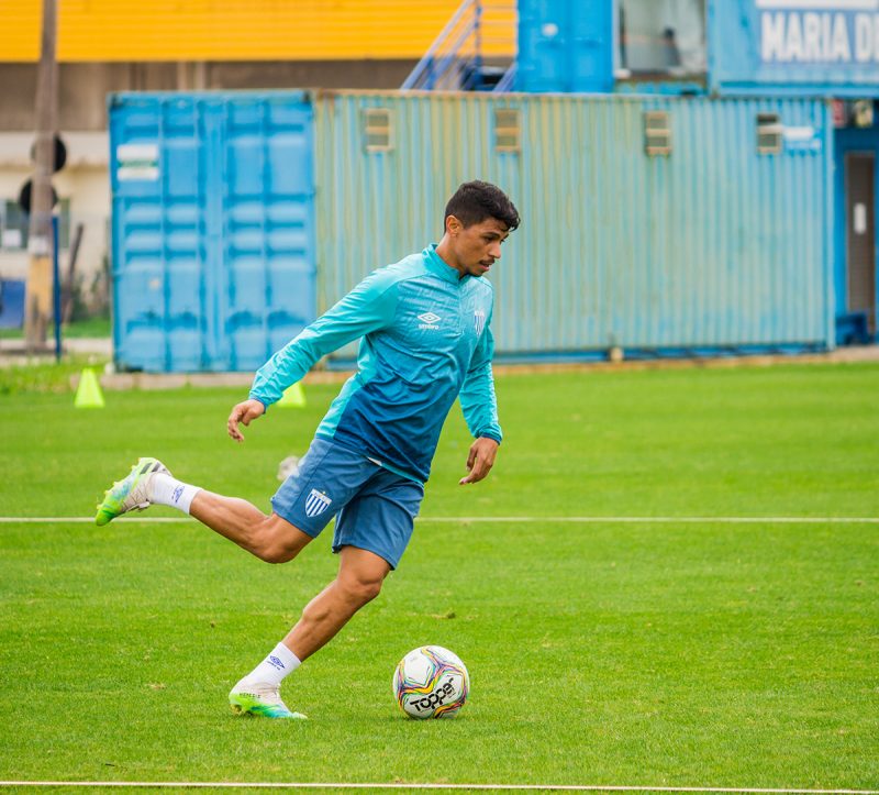 Renatinho durante treino com a camisa do Le&atilde;o; deve ser op&ccedil;&atilde;o no time de Geninho – Foto: Andr&eacute; Palma Ribeiro/Ava&iacute; F.C