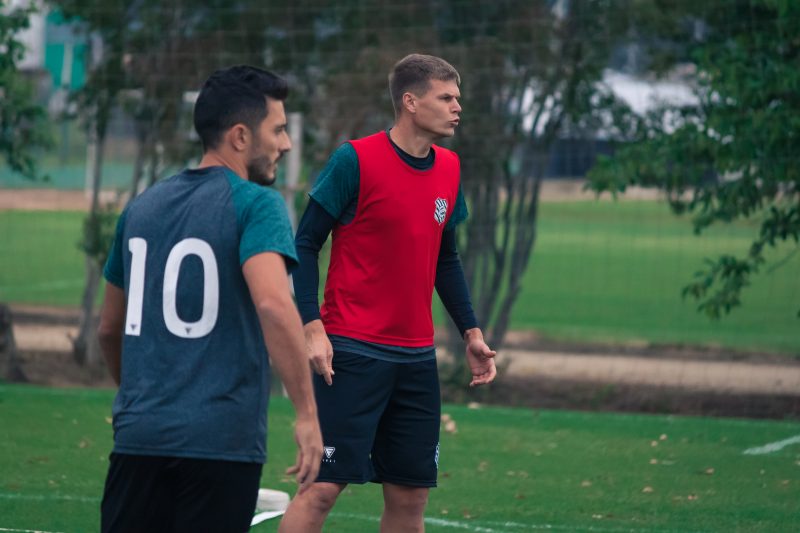 Alem&atilde;o, de colete, deve ser um refor&ccedil;o para o Figueirense na partida contra o CSA – Foto: Patrick Floriani/FFC