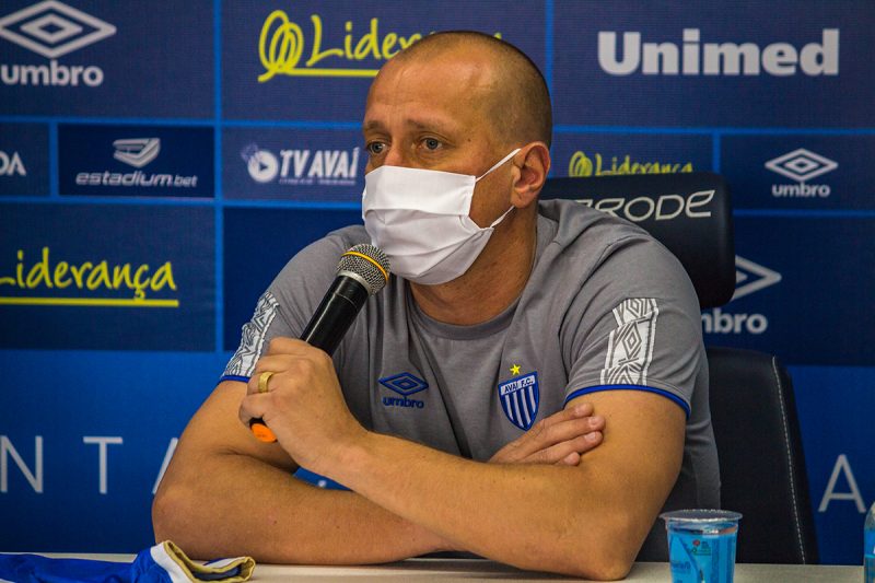 Marquinhos Santos avaliou evolu&ccedil;&atilde;o da defesa do Ava&iacute; e comentou cr&iacute;ticas ao time – Foto: Andr&eacute; Palma Ribeiro/Ava&iacute; F.C