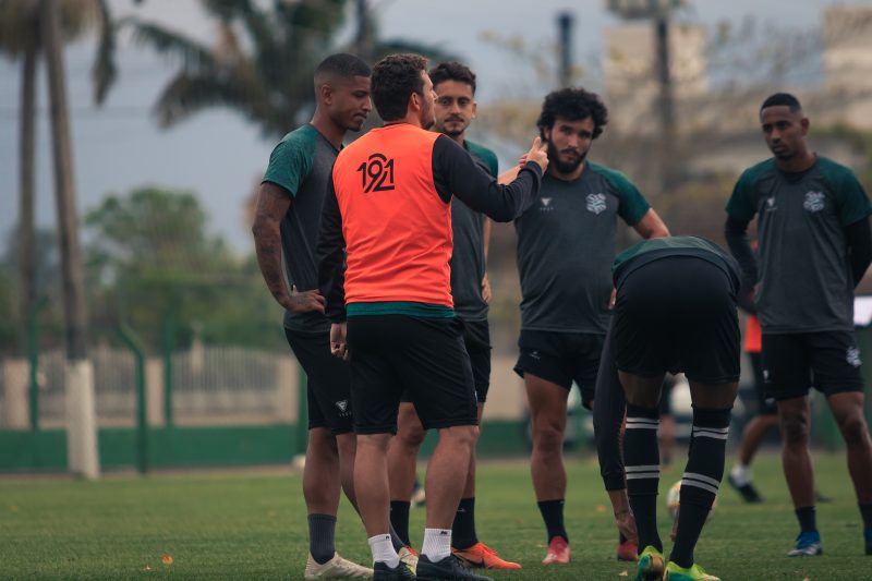 T&eacute;cnico Elano orienta jogadores durante o treinamento desta segunda-feira – Foto: Patrick Floriani/FFC