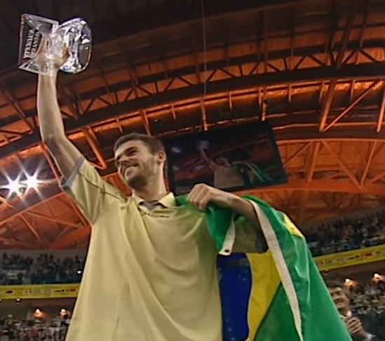 ATP Finals de 2000 e a chegada ao topo do ranking – Guga se tornou o melhor tenista do mundo ao conquistar o ATP Finals de 2000, em Lisboa. O tenista fez história ao ser o primeiro a vencer Pete Sampras e André Agassi no mesmo torneio. A vitória por 3 sets a 0 contra Agassi na final garantiu o lugar de número 1 do mundo para o catarinense.- Foto: Reprodução/Youtube
