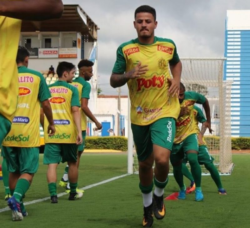 Alison tamb&eacute;m j&aacute; passou pelo futebol catarinense e defendeu o Tubar&atilde;o – Foto: Jorge Luiz/Divulga&ccedil;&atilde;o
