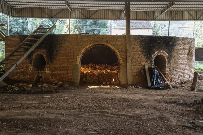 Jovem foi encontrada dentro de uma cer&acirc;mica abandonada – Foto: Anderson Coelho/ND