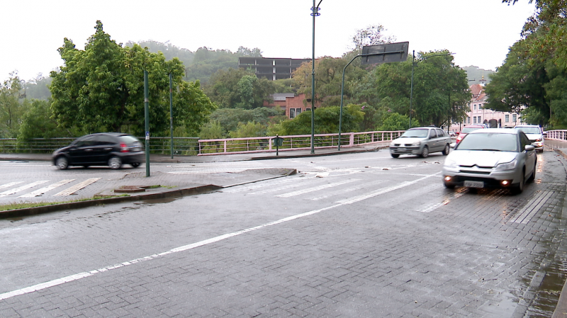 Ponte desembargador Pedro Silva liga o Centro Hist&oacute;rico &agrave; Rua XV e Avenida Beira-Rio – Foto: Reprodu&ccedil;&atilde;o / NDTV Blumenau
