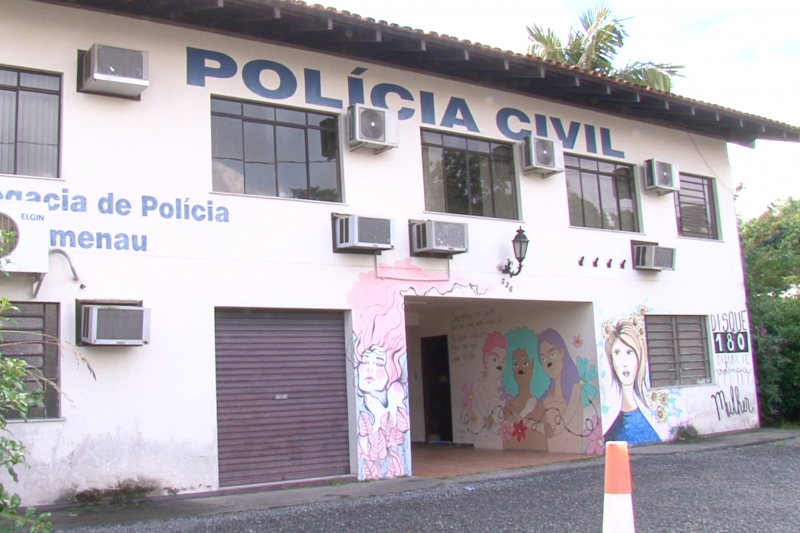 V&iacute;tima buscou atendimento na Delegacia de Prote&ccedil;&atilde;o &agrave; Mulher – Foto: Reprodu&ccedil;&atilde;o / NDTV Blumenau