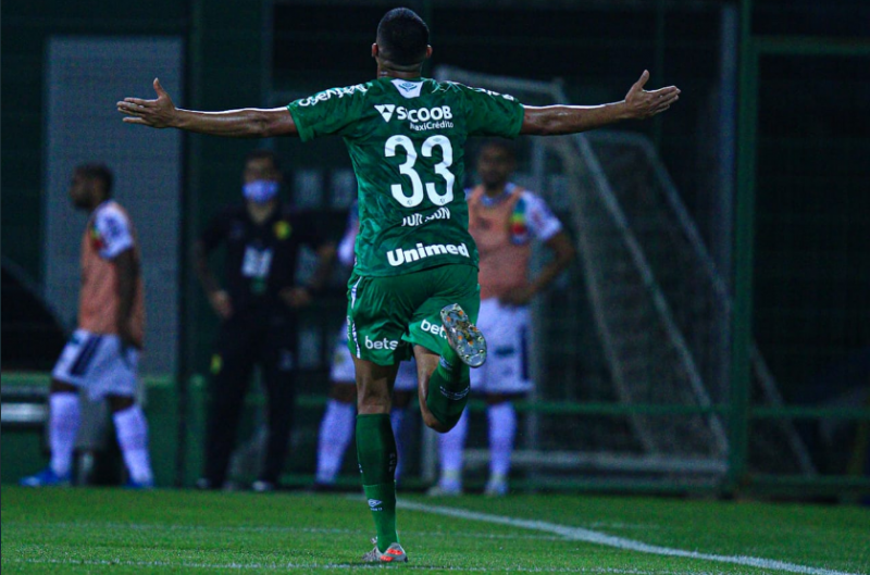 Jo&iacute;lson, al&eacute;m de firme na defesa, &eacute; uma das armas de Umberto Louzer na frente; tempo de parada indeterminado. – Foto: Marcio Cunha/ACF/divulga&ccedil;&atilde;o