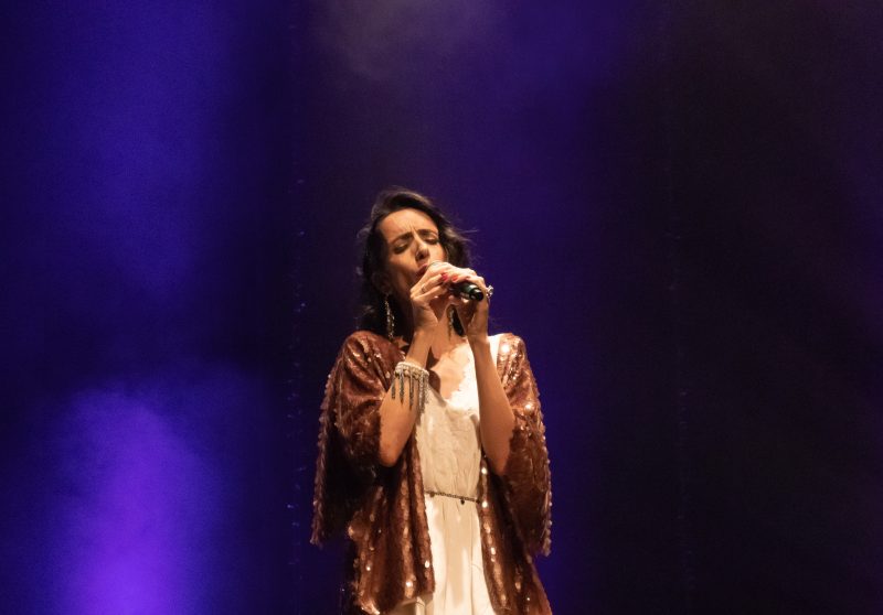 Carolina Brum &eacute; cantora e compositora e atua no cen&aacute;rio musical de Florian&oacute;polis desde 2015 – Foto: Elena Ribeiro/Divulga&ccedil;&atilde;o