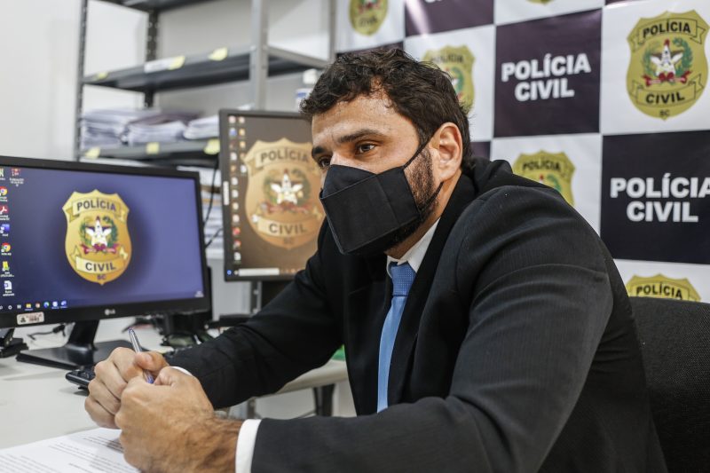 <span style="font-weight: 400;">Delegado responsável pelo inquérito, Paulo Alexandre Freyesleben e Silva, fala sobre o crime</span> – Foto: Anderson Coelho/ND