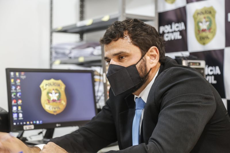 Delegado Paulo Alexandre Freyesleben e Silva fala sobre o crime – Foto: Anderson Coelho/ND