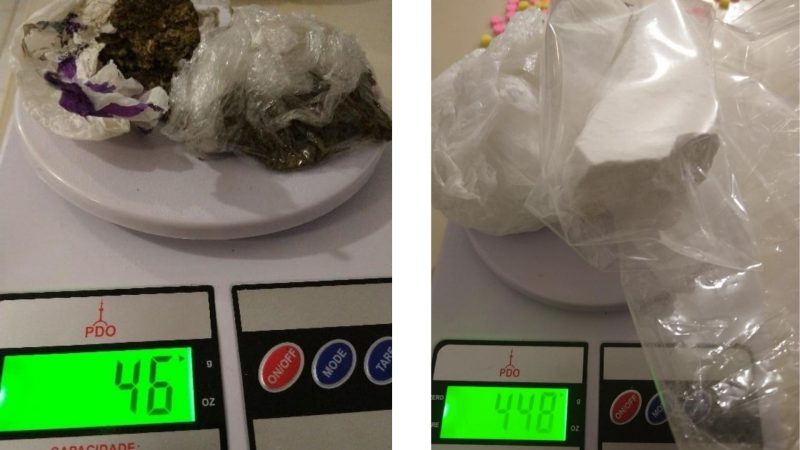 Droga estava escondida no quarto da jovem – Foto: PM de Chapec&oacute;