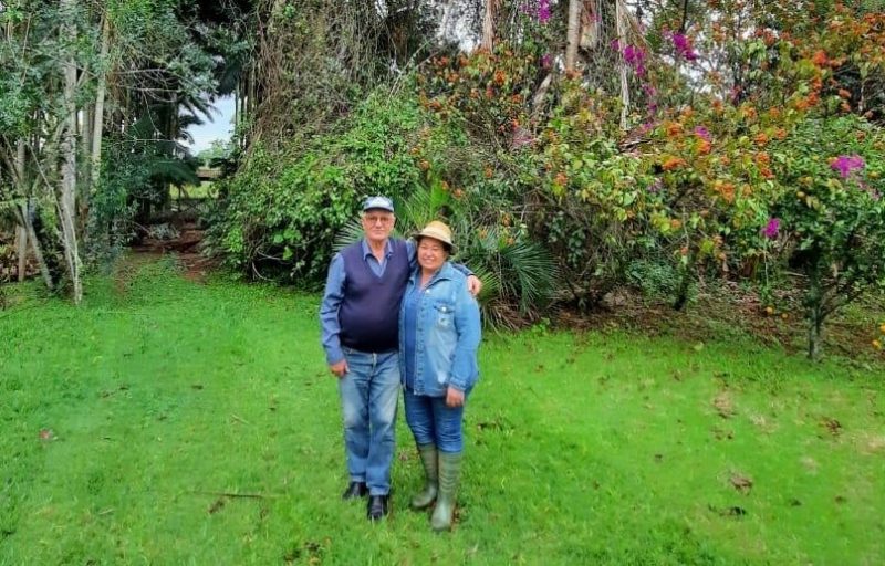 Noeli Pinheiro e Edemir Martinhago, propriet&aacute;rios do S&iacute;tio Flora Bioativas – Foto: Artur Bezerra