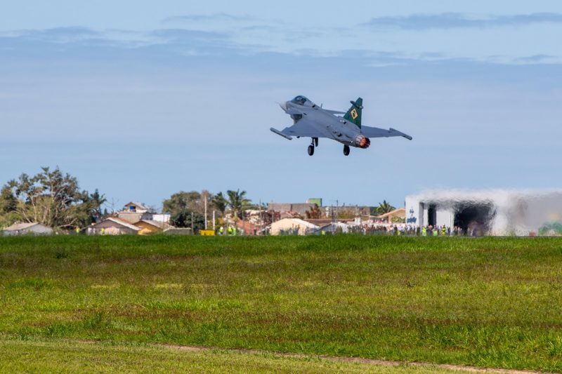 Aeronave descolou às 14h04, nesta quinta-feira (24), do aeroporto de Navegantes para SP – Foto: Saab do Brasil