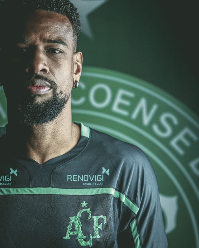 Conforme a Umbro, isso é parte do mote da campanha, que destaca que o futebol foi criado na Inglaterra, mas recriado no Brasil. Esse intercâmbio entre os dois países é parte da influência no design da camisa, com grafismos diferenciados e cores que dialogam com o simbolismo da equipe, mesmo não estando diretamente ligadas às cores tradicionais. – Foto: Marcio Cunha/Chapecoense