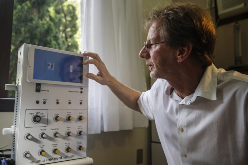 Professor Saulo G&uuml;ths apresenta &uacute;ltima vers&atilde;o do InjeVent com tablet acoplado&nbsp;– Foto: Anderson Coelho/ND