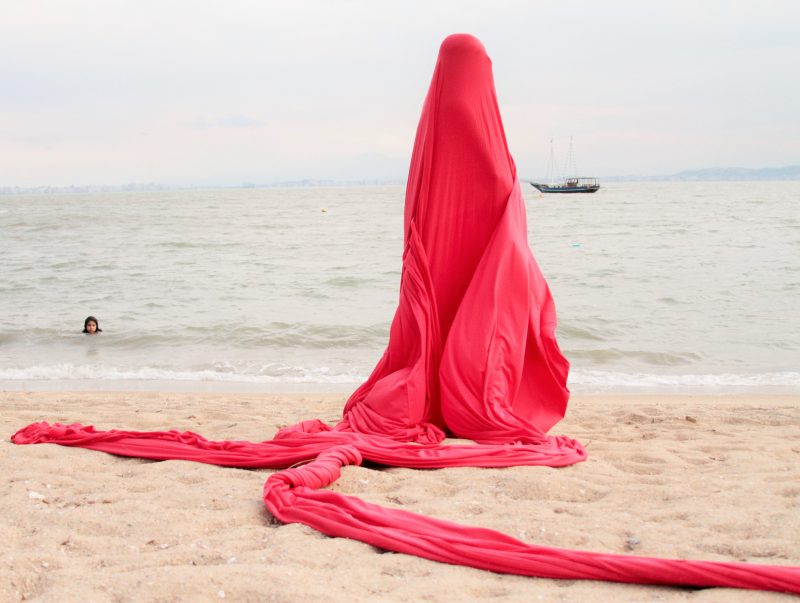 Franzoi em _almacorpomarterra_ em mais uma de suas performances, com apoio da Willrich Malhas – Foto: S&eacute;rgio Adriano H/Divulga&ccedil;&atilde;o/ND