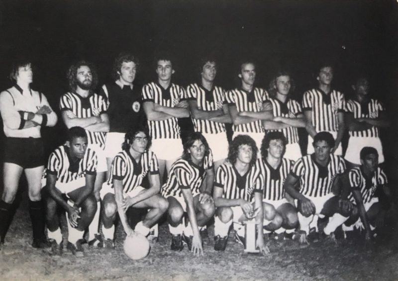 O treinador do C.N. Martinelli, Marco M. Martins, envia para a coluna, a foto do time do Figueirense que participou da Ta&ccedil;a S&atilde;o Paulo de Futebol J&uacute;nior de 1974. Em p&eacute;: Edson, Em&iacute;lson, Ja&iacute;lson Colombi, Ademir Martins, Jadir, Paulo, Paulino, Didica e Cl&aacute;udio. Agachados: Raul Brito, Romeu Botelho, Tonho Gil, Paulo Magaia, Maur&iacute;cio, Moit&atilde;o e Luiz Carlos. Acervo Marco M. Martins/ND.