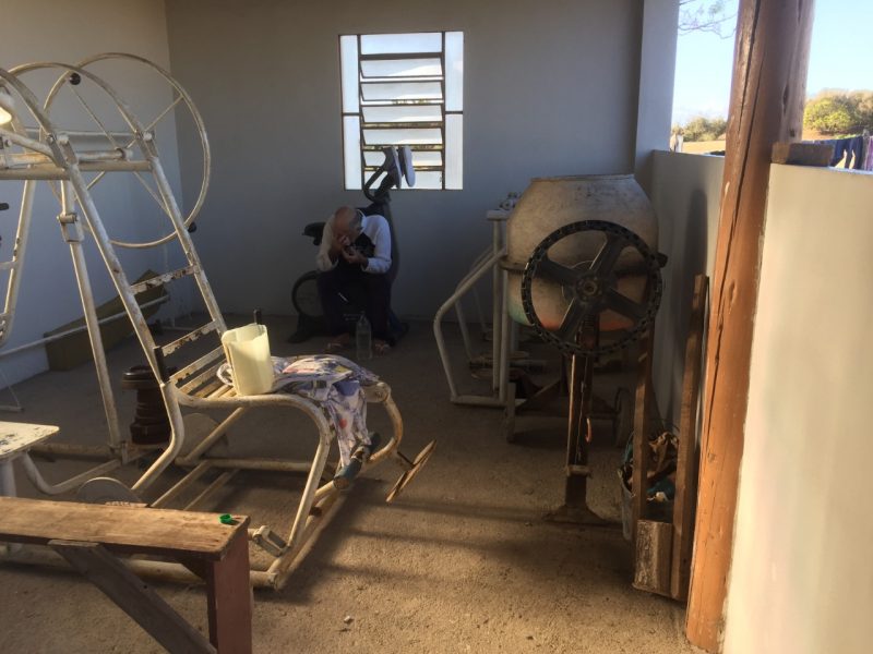 Idoso foi resgatado pelo MPSC em local sem protocolo de segurança contra a doença e em meio a materiais de construção e de ginástica enferrujados – Foto: Foto: MPSC/ND
