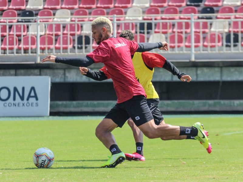 Fabinho Santos garante equipe agressiva e ofensiva para garantir a vit&oacute;ria em casa – Foto: Vitor Forcellini/JEC/Divulga&ccedil;&atilde;o