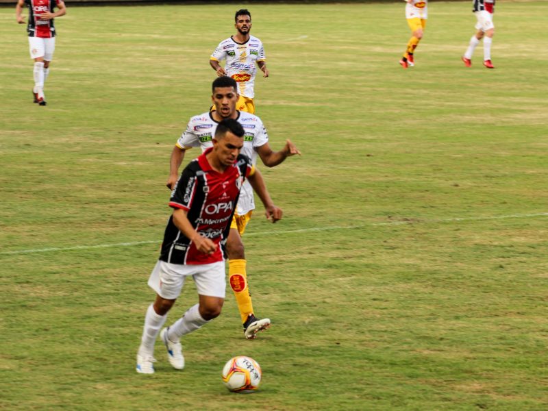 Edson Ratinho foi deslocado para o ataque e viu o goleiro Giovanni defender o p&ecirc;nalti que poderia dar a vit&oacute;ria ao JEC – Foto: Vitor Forcellini/JEC