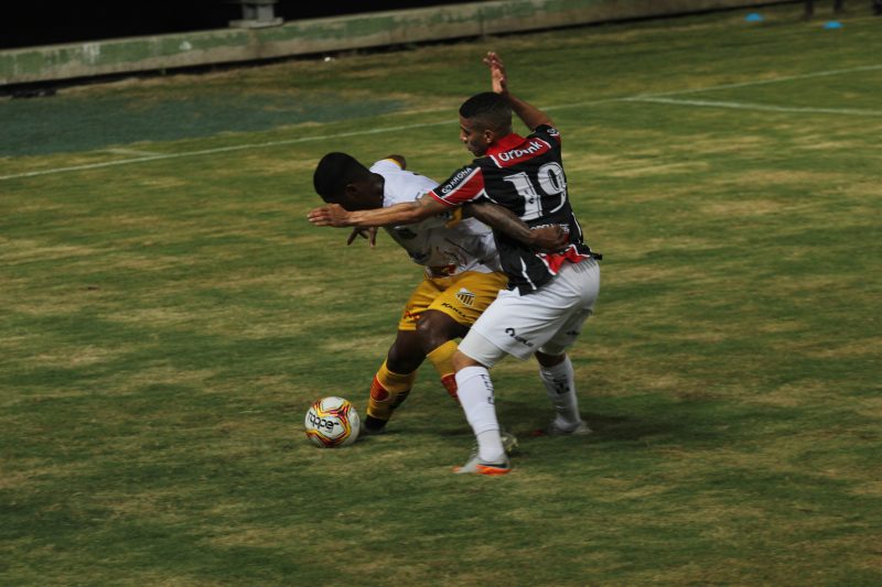 T&eacute;cnico Fabinho Santos elogiou a postura dos atletas em campo – Foto: Vitor Forcellini/JEC
