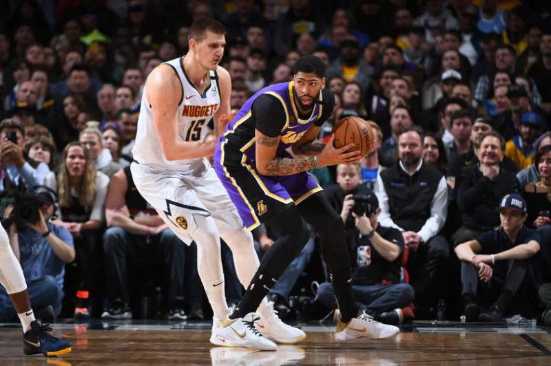 Duelo Nikola Jokic e Anthony Davis promete grandes momentos – Foto: NBA/Divulga&ccedil;&atilde;o