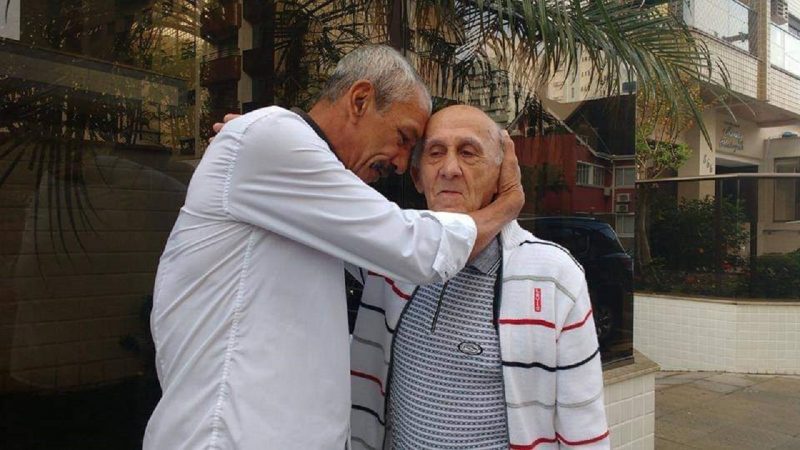 O registro de encontro e da troca de carinhos entre 2 ex-jogadores que marcaram &eacute;poca na hist&oacute;ria quase centen&aacute;ria do Figueirense: Albeneir e Trilha. &Iacute;dolos de duas gera&ccedil;&otilde;es do alvinegro.&nbsp; O atacante &eacute; o terceiro maior artilheiro da hist&oacute;ria do clube e &iacute;dolo m&aacute;ximo na d&eacute;cada dos anos 1980 no Scarpelli. O zagueiro Deodoro Trilha &eacute; o s&iacute;mbolo da ra&ccedil;a e paix&atilde;o pelo clube que defendeu com muito amor na d&eacute;cada de 1960. – Foto: Acervo pessoal/Albeneir