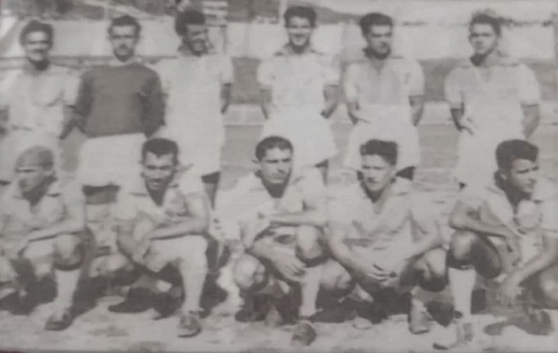 Na foto, o time do Guarani que tinha a sua sede no centro de Florianópolis, próximo ao campo do manejo, onde hoje fica o Instituto Estadual de Educação. O “tricolor” disputou o citadino profissional na capital. Em pé: Papico, Lelo, Erasmo Damiani, Zezinho, Plácido e Silveira. Agachados: Osni Costa, Lua, Dedeco, atleta não identificado e Edson.