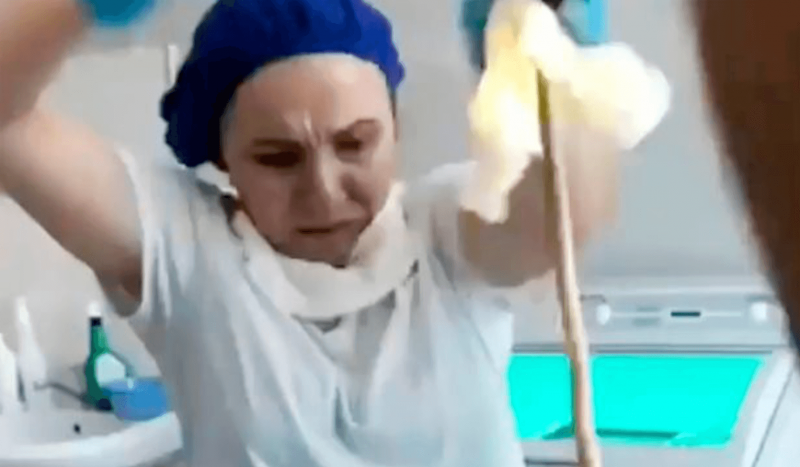 Isso a&iacute; &eacute; s&oacute; um peda&ccedil;o, mas d&aacute; pra ter ideia: m&eacute;dica tira cobra da boca de paciente – Foto: Reprodu&ccedil;&atilde;o