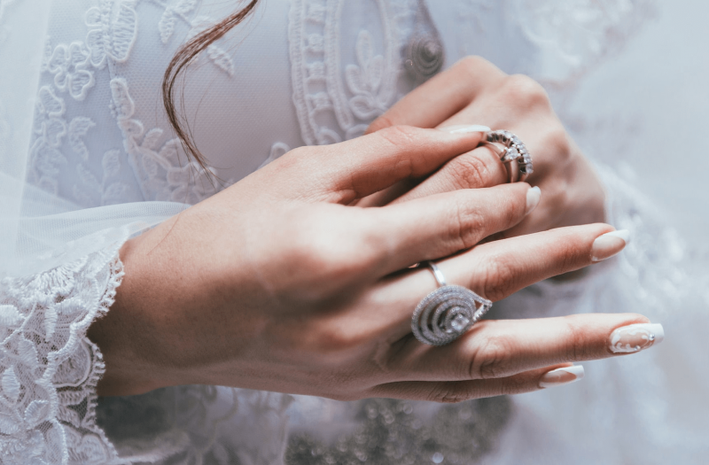 A mulher usava a alian&ccedil;a em uma correntinha para n&atilde;o danificar. &mdash; Foto: Reprodu&ccedil;&atilde;o/Internet/ND